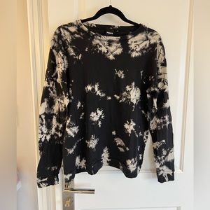 Super cute black not too thin shirt. Could be dressed up or down.